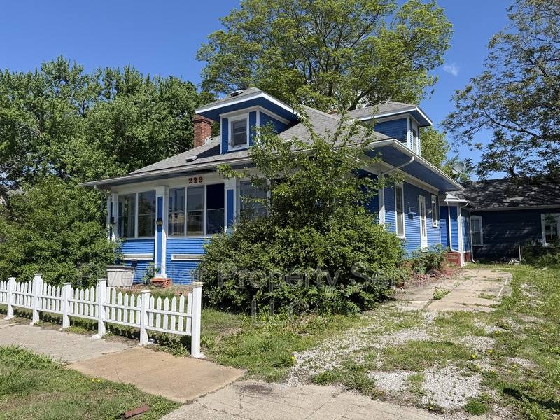 Apartment for rent at 229 W Allen St, Springfield, IL 62704
