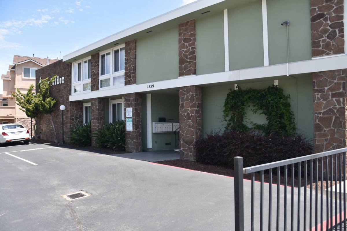 Apartment for rent at 1839 Woodside Rd, Redwood City, CA 94061