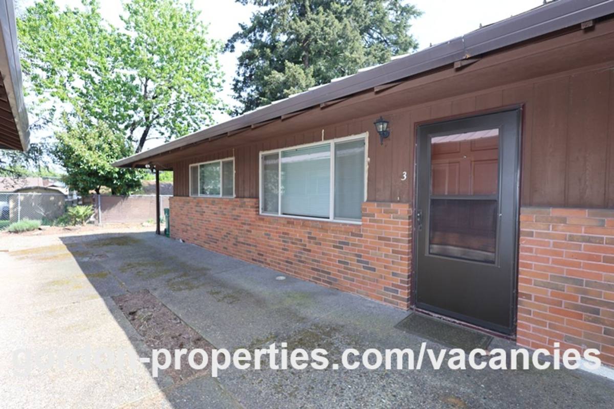 Townhouse for rent at 14832 SE Cedar Ave, Portland, OR 97267