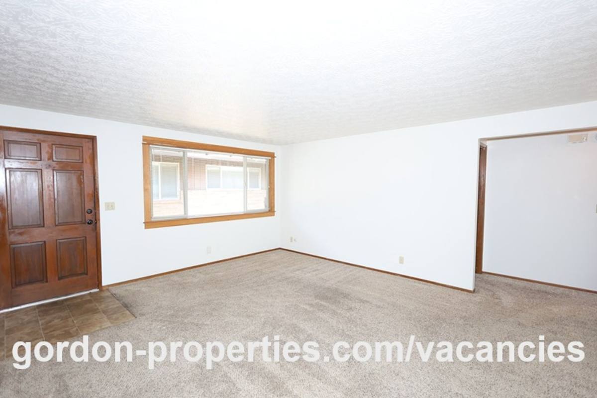 Townhouse for rent at 14832 SE Cedar Ave, Portland, OR 97267