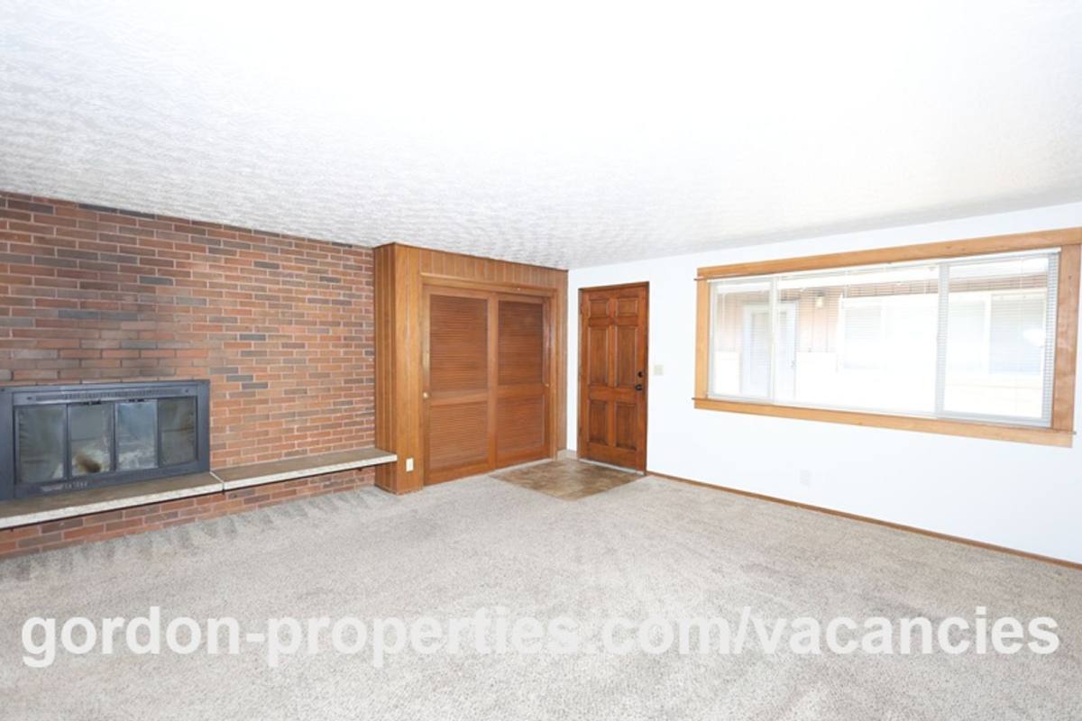 Townhouse for rent at 14832 SE Cedar Ave, Portland, OR 97267