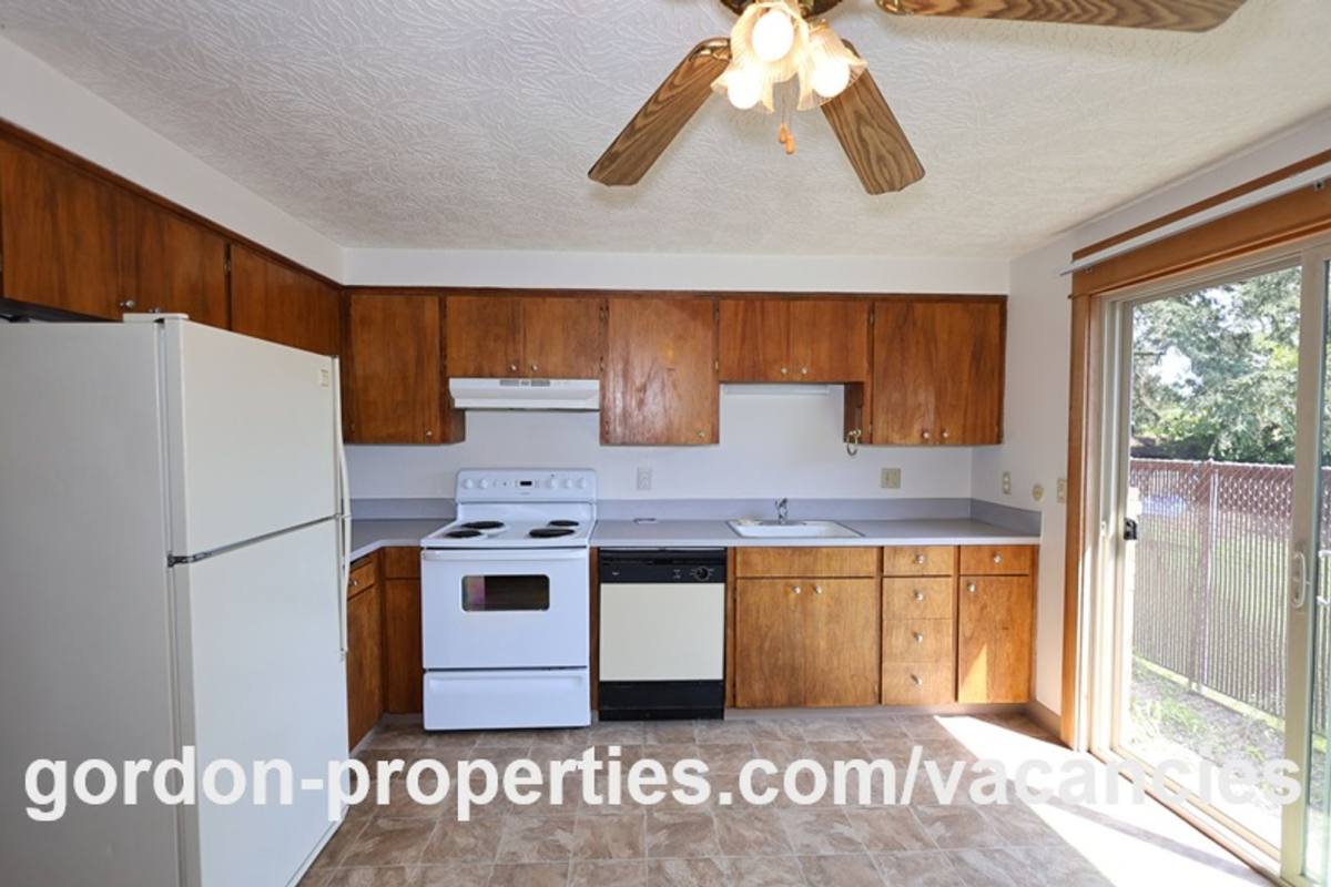 Townhouse for rent at 14832 SE Cedar Ave, Portland, OR 97267