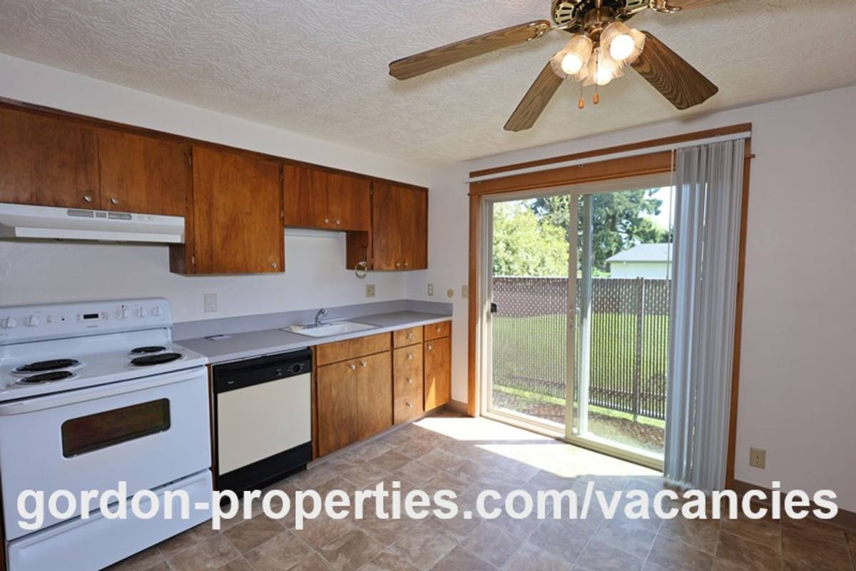 Townhouse for rent at 14832 SE Cedar Ave, Portland, OR 97267