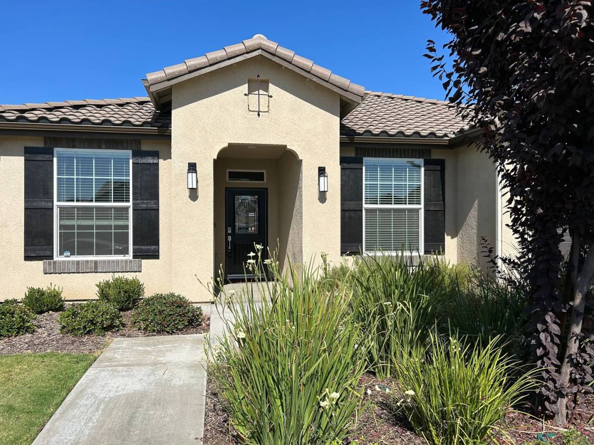 House for rent at 1025 S Crumal St, Visalia, CA 93292