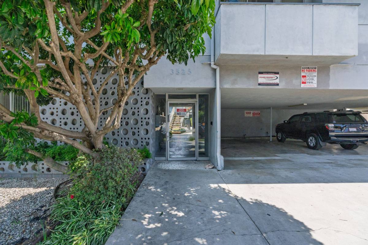 Apartment for rent at 3525 Jasmine Ave, Los Angeles, CA 90034