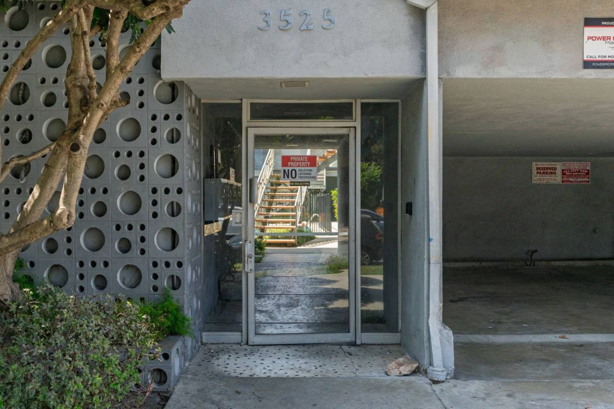 Apartment for rent at 3525 Jasmine Ave, Los Angeles, CA 90034