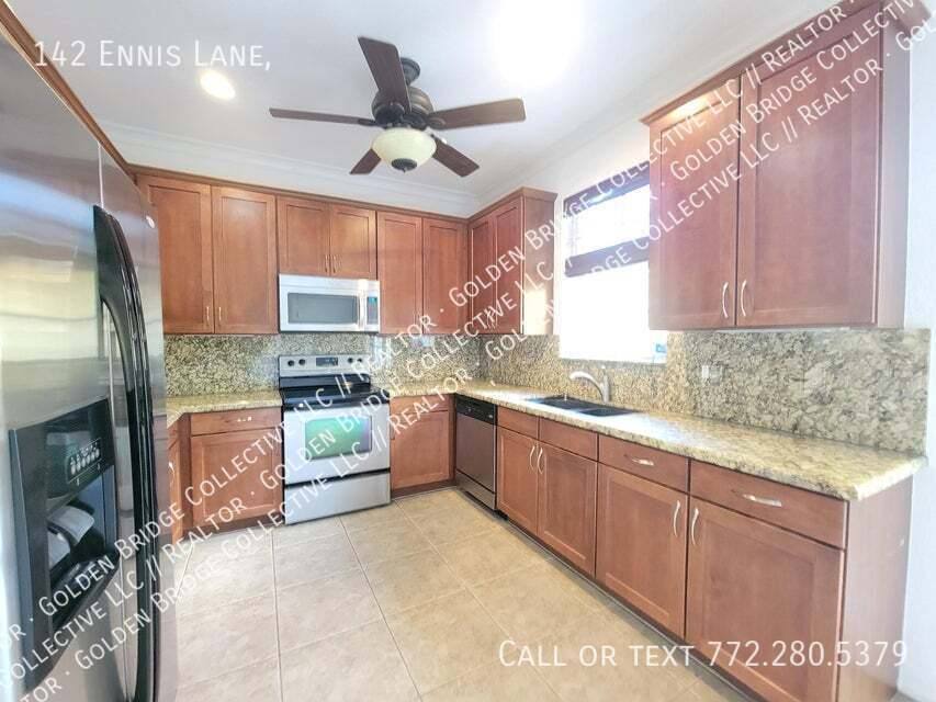 Townhouse for rent at 142 Ennis Lane, Jupiter, FL 33458
