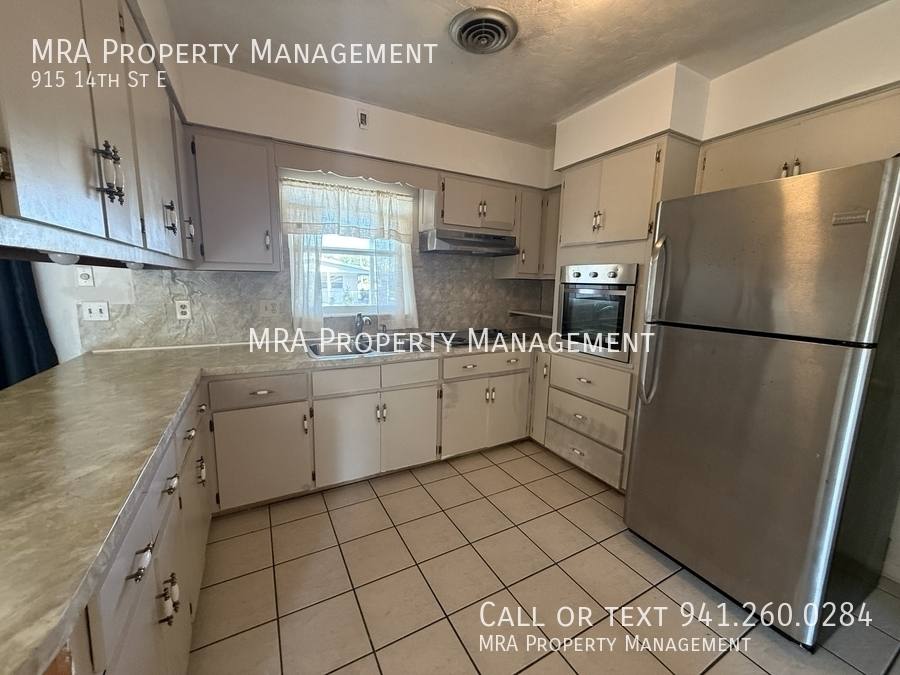 House for rent at 915 14th St E, Bradenton, FL 34208