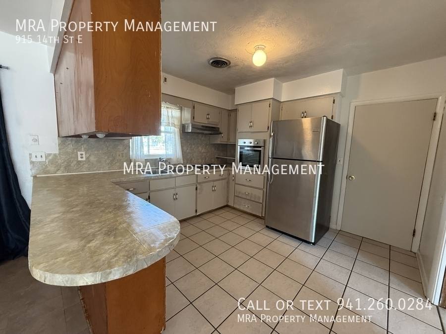 House for rent at 915 14th St E, Bradenton, FL 34208