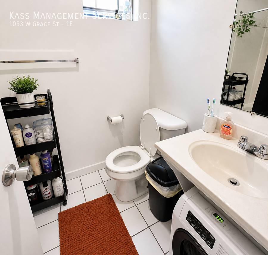 Apartment for rent at 1053 W Grace St #1E, Chicago, IL 60613