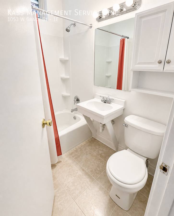 Apartment for rent at 1053 W Grace St #1E, Chicago, IL 60613