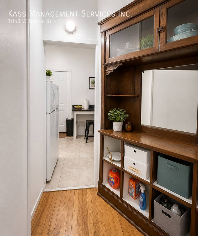Apartment for rent at 1053 W Grace St #1E, Chicago, IL 60613