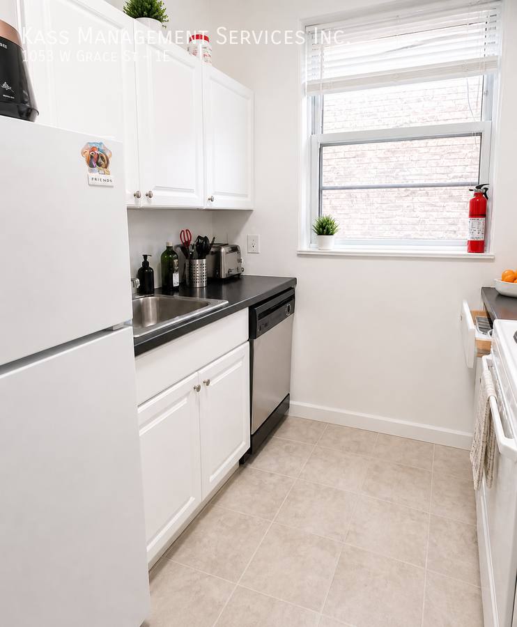 Apartment for rent at 1053 W Grace St #1E, Chicago, IL 60613