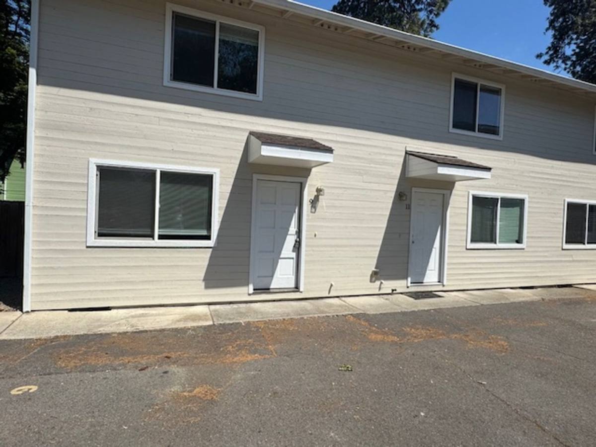 Townhouse for rent at 600 W First St #9, Phoenix, OR 97535
