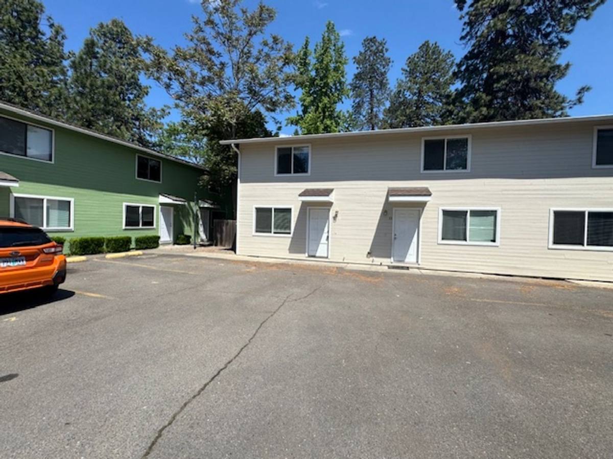 Townhouse for rent at 600 W First St #9, Phoenix, OR 97535