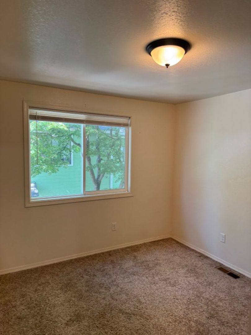 Townhouse for rent at 600 W First St #9, Phoenix, OR 97535