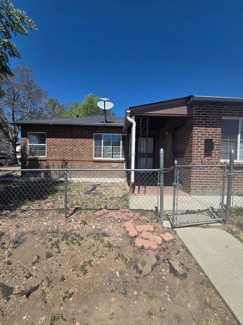 Townhouse for rent at 1910 Oswego St, Aurora, CO 80010