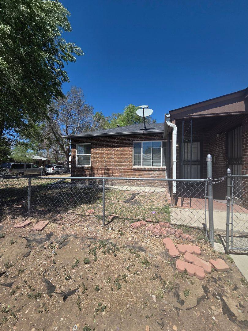 Townhouse for rent at 1910 Oswego St, Aurora, CO 80010