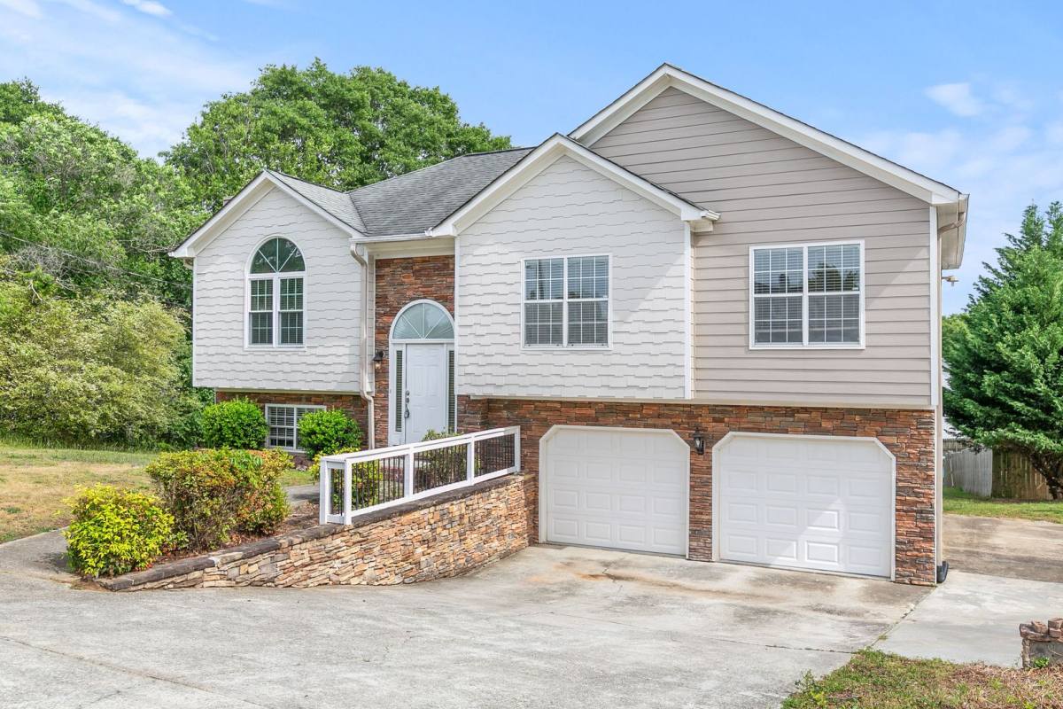 House for rent at 7187 Williams Rd, Flowery Branch, GA 30542