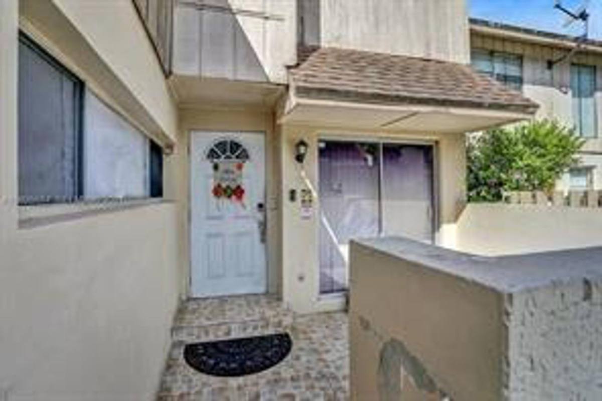 Townhouse for rent at 833 NW 81st Ave, Fort Lauderdale, FL 33324