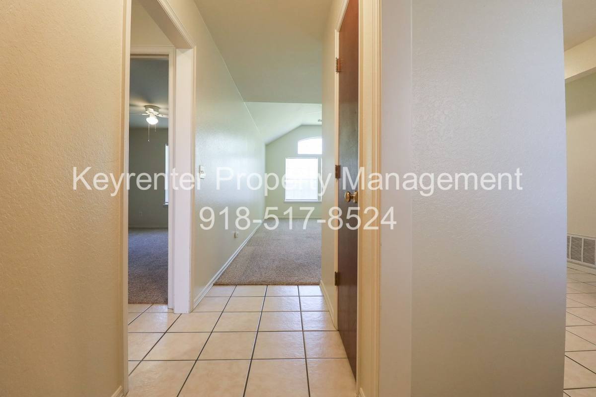 House for rent at 318 E Will Roger Blvd, Claremore, OK 74017