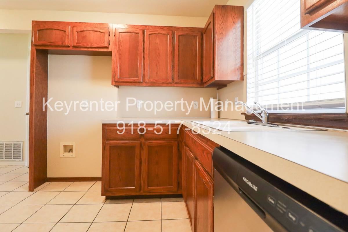 House for rent at 318 E Will Roger Blvd, Claremore, OK 74017