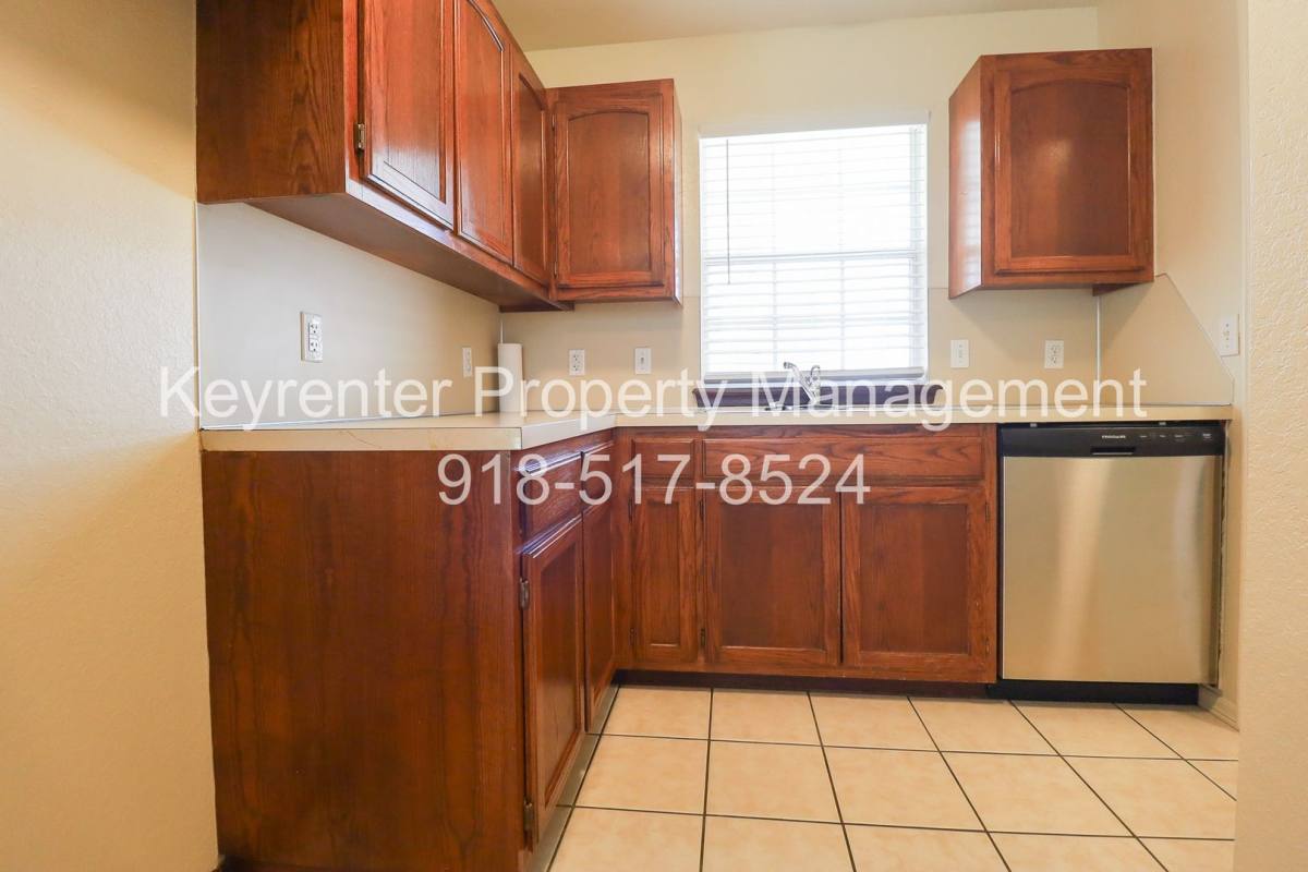 House for rent at 318 E Will Roger Blvd, Claremore, OK 74017