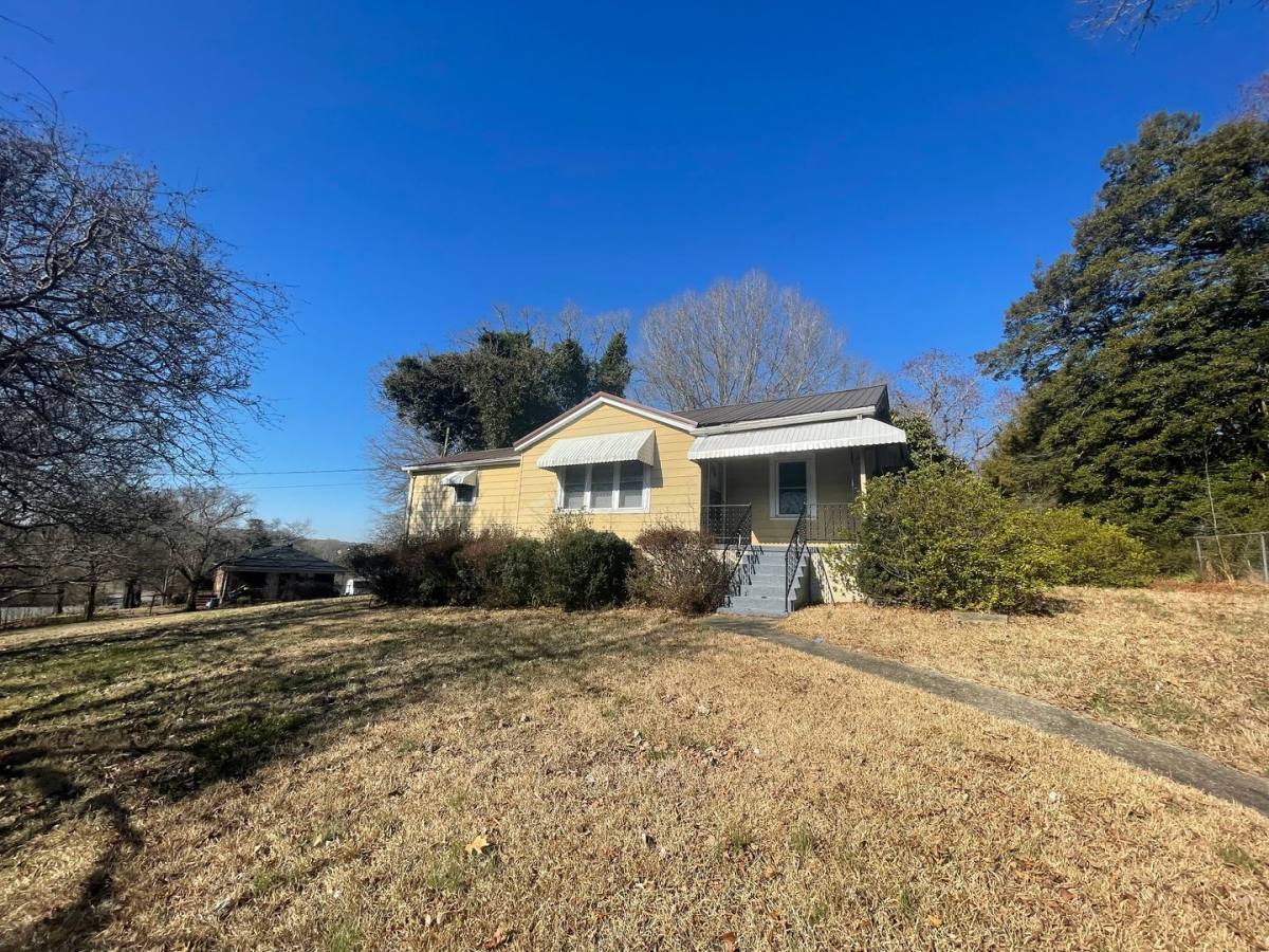 House for rent at 1620 2nd St SW, Hickory, NC 28602