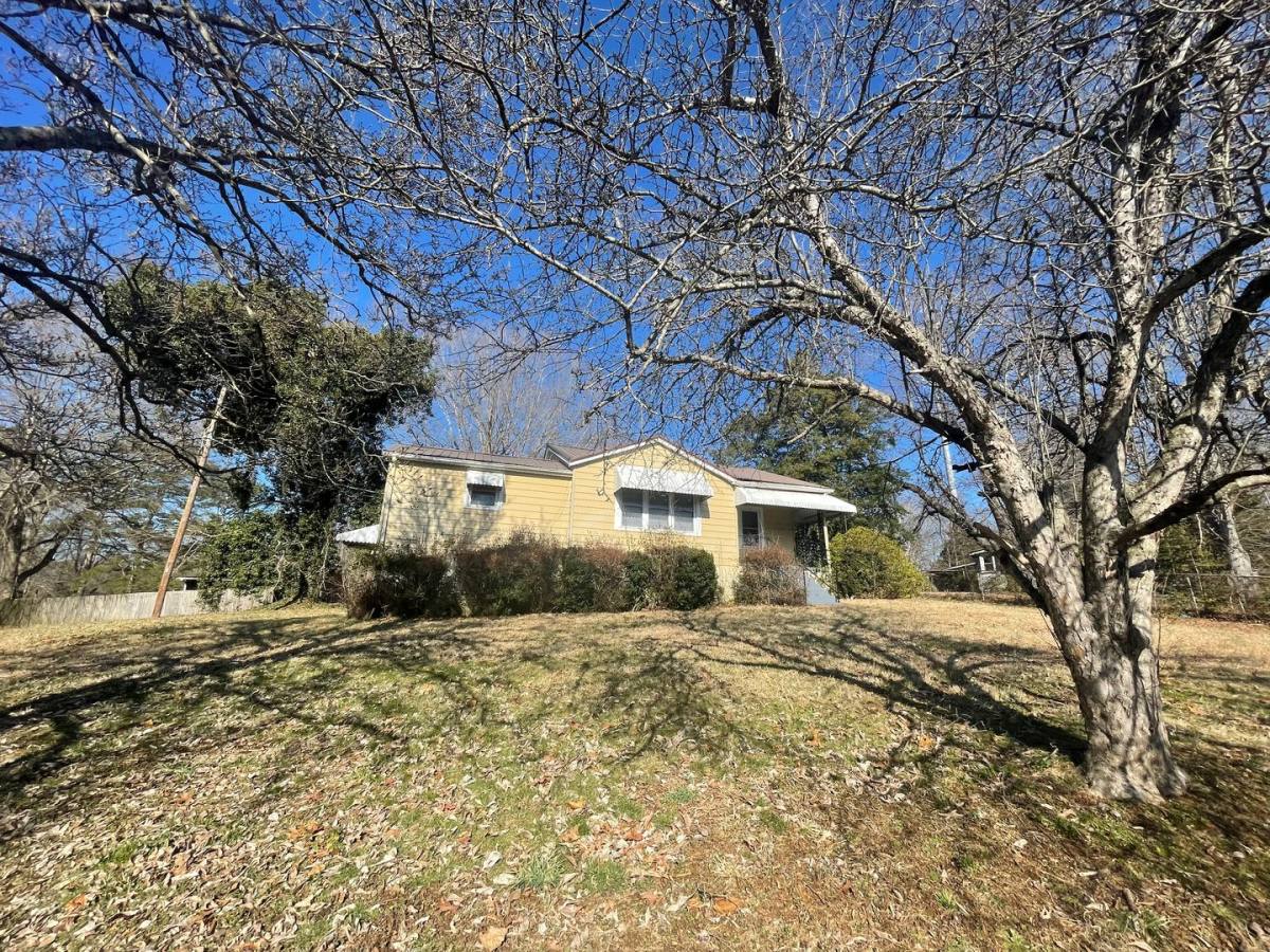 House for rent at 1620 2nd St SW, Hickory, NC 28602