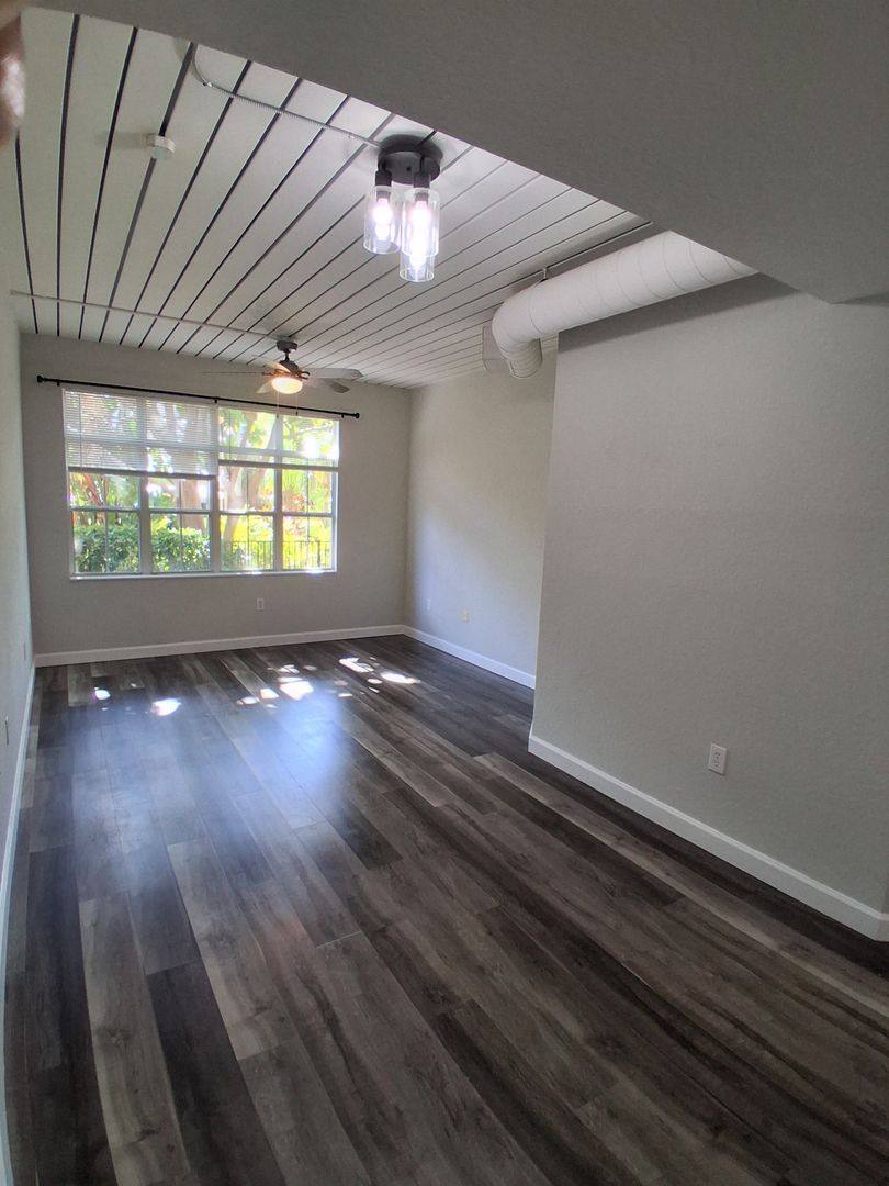 Condo for rent at 2402 W Azeele St, Tampa, FL 33609