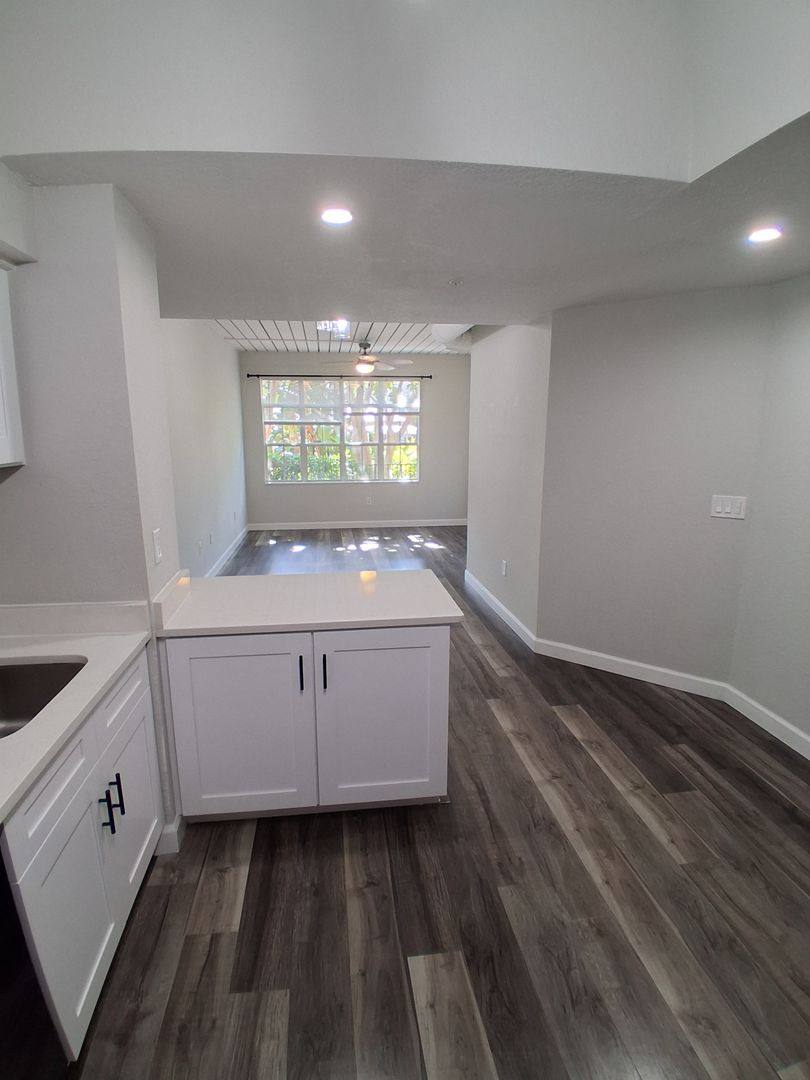 Condo for rent at 2402 W Azeele St, Tampa, FL 33609