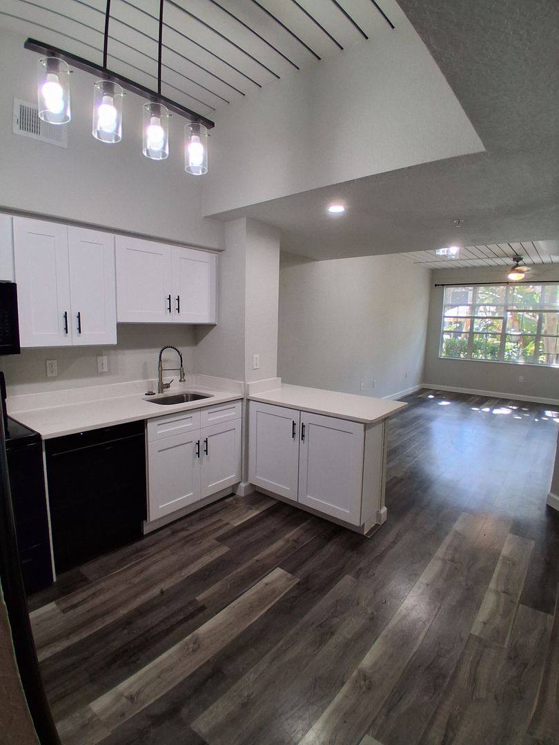 Condo for rent at 2402 W Azeele St, Tampa, FL 33609