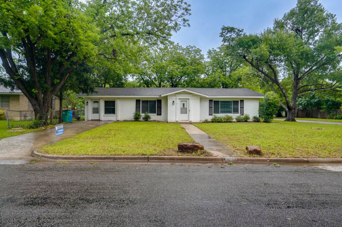 House for rent at 1800 Grace St, Taylor, TX 76574