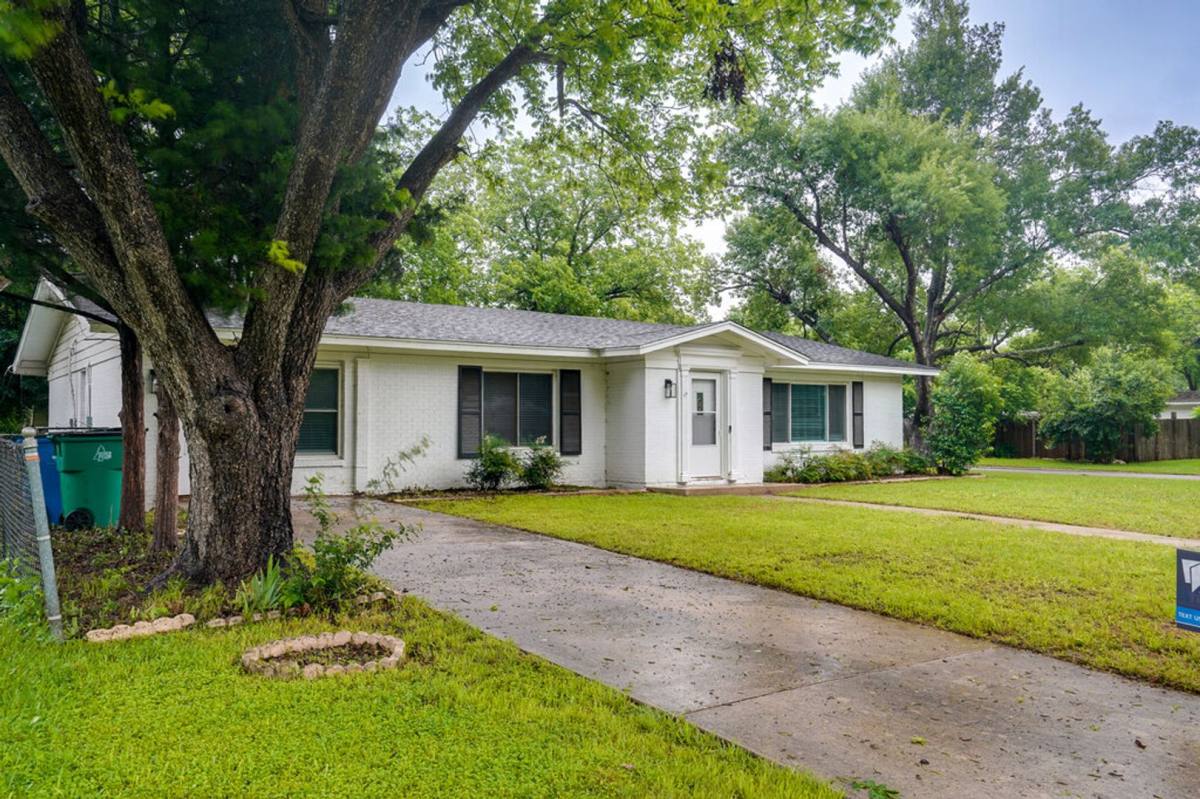 House for rent at 1800 Grace St, Taylor, TX 76574