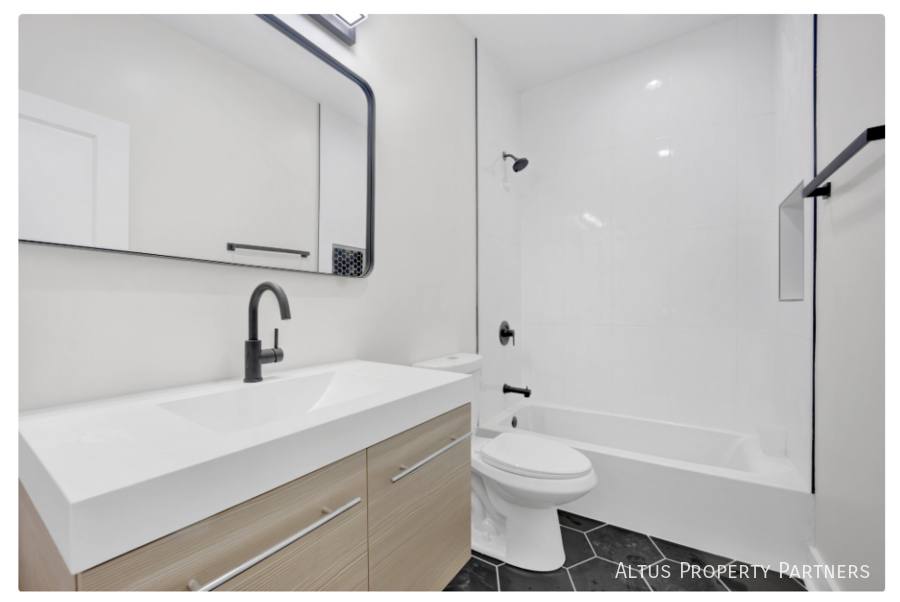Townhouse for rent at 4927 S Prairie Ave #2N, Chicago, IL 60615