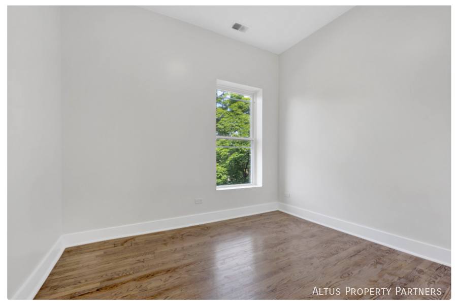 Townhouse for rent at 4927 S Prairie Ave #2N, Chicago, IL 60615