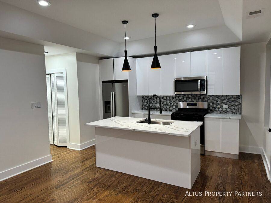 Townhouse for rent at 4927 S Prairie Ave #2N, Chicago, IL 60615