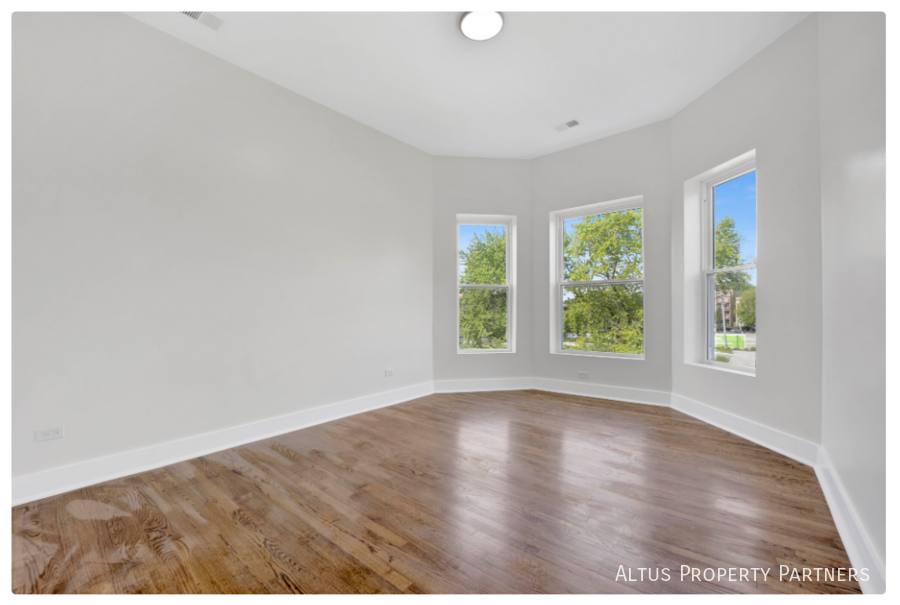 Townhouse for rent at 4927 S Prairie Ave #2N, Chicago, IL 60615