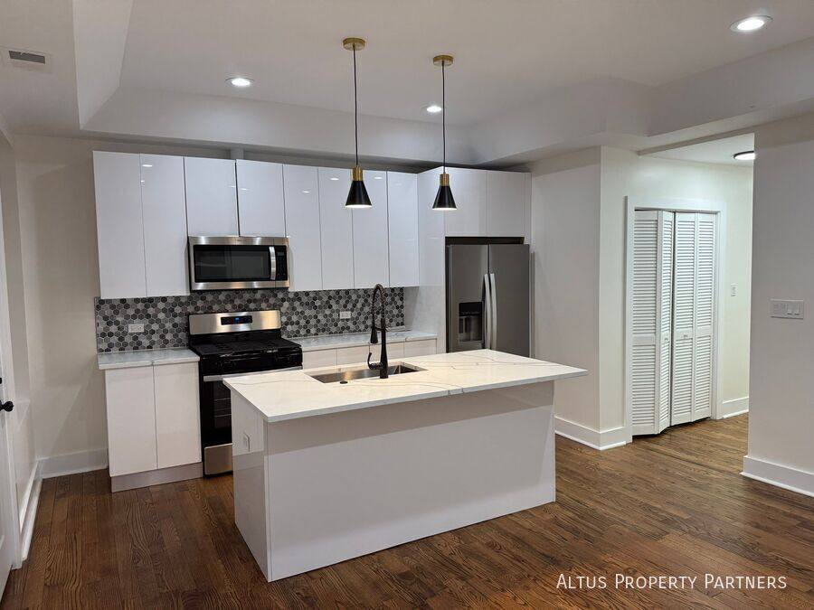 Townhouse for rent at 4927 S Prairie Ave #2N, Chicago, IL 60615