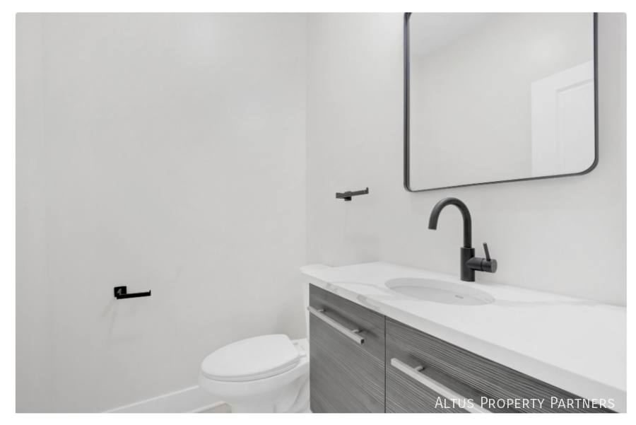 Townhouse for rent at 4927 S Prairie Ave #2N, Chicago, IL 60615