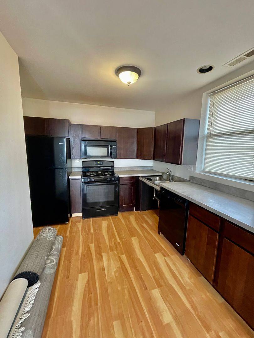Apartment for rent at 6401-6423 N Rockwell, Chicago, IL 60645