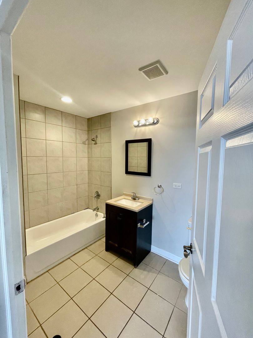 Apartment for rent at 6401-6423 N Rockwell, Chicago, IL 60645
