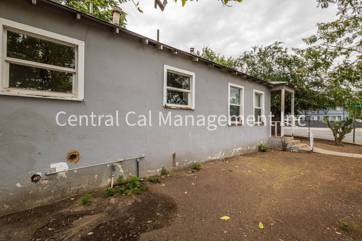 House for rent at 2124 Pacific St, Bakersfield, CA 93305