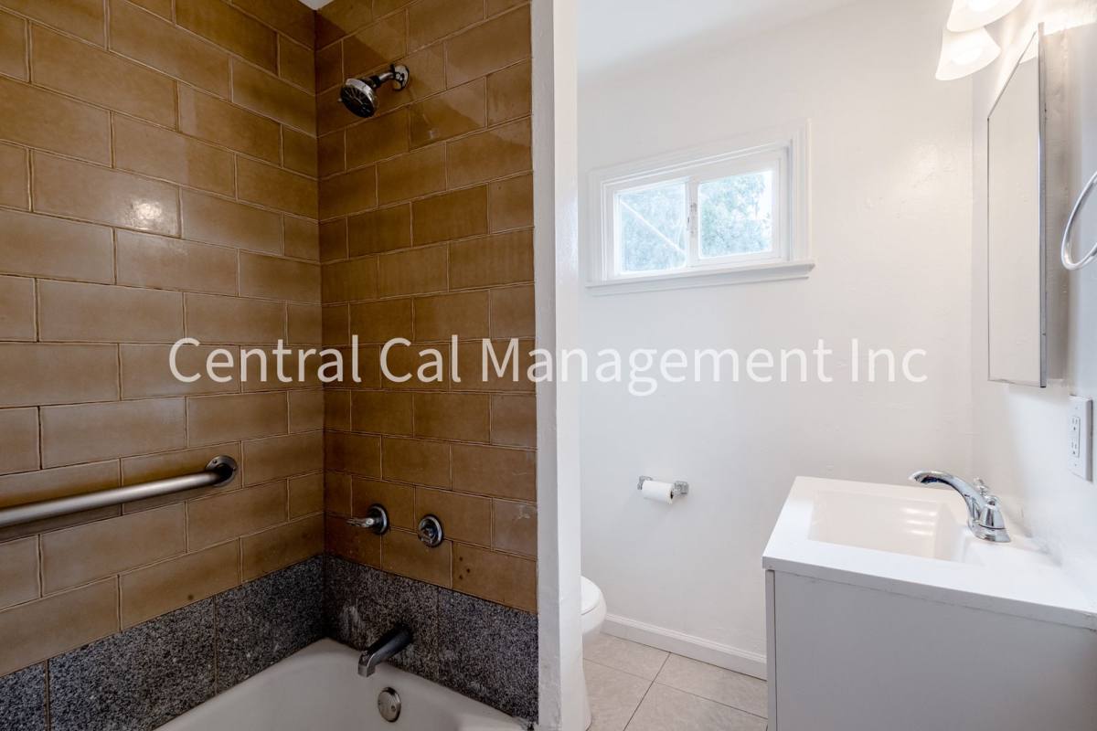 House for rent at 2124 Pacific St, Bakersfield, CA 93305