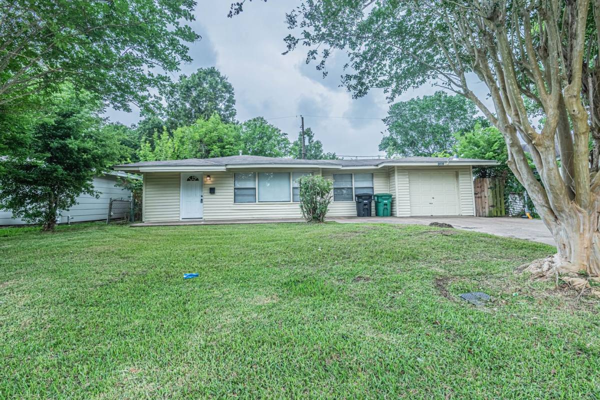 House for rent at 5818 Glenhurst Dr, Houston, TX 77033