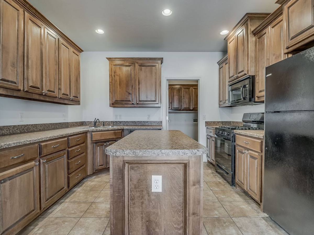 Apartment for rent at 11409 NW 121st Place, Yukon, OK 73099