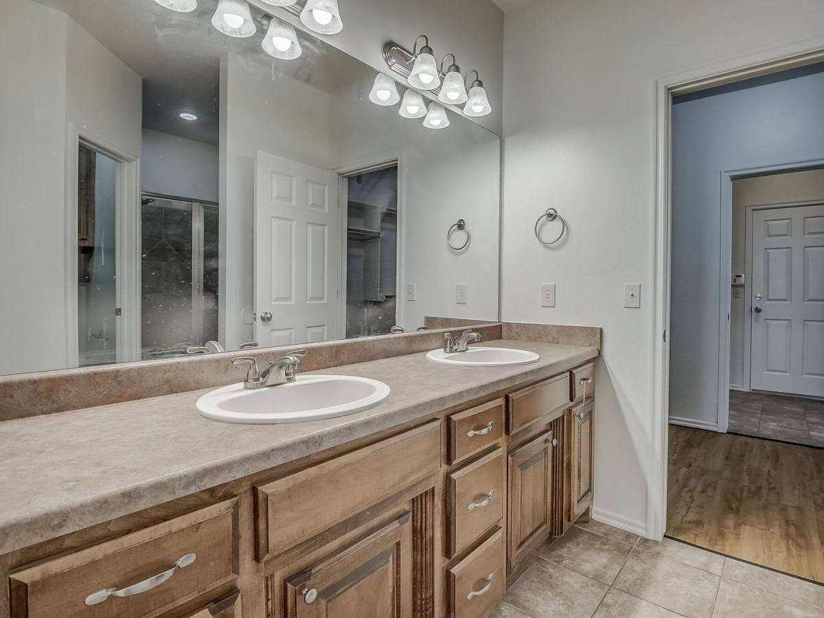 Apartment for rent at 11409 NW 121st Place, Yukon, OK 73099