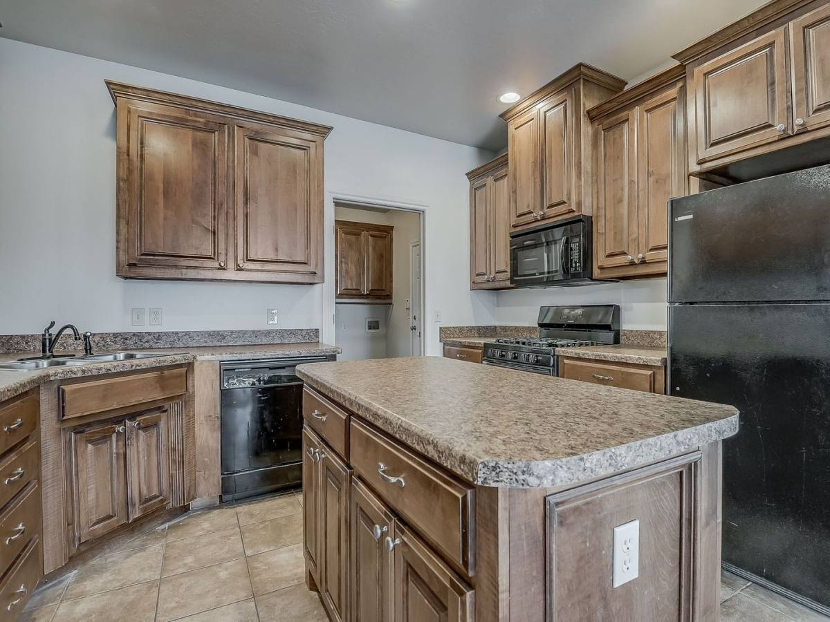 Apartment for rent at 11409 NW 121st Place, Yukon, OK 73099