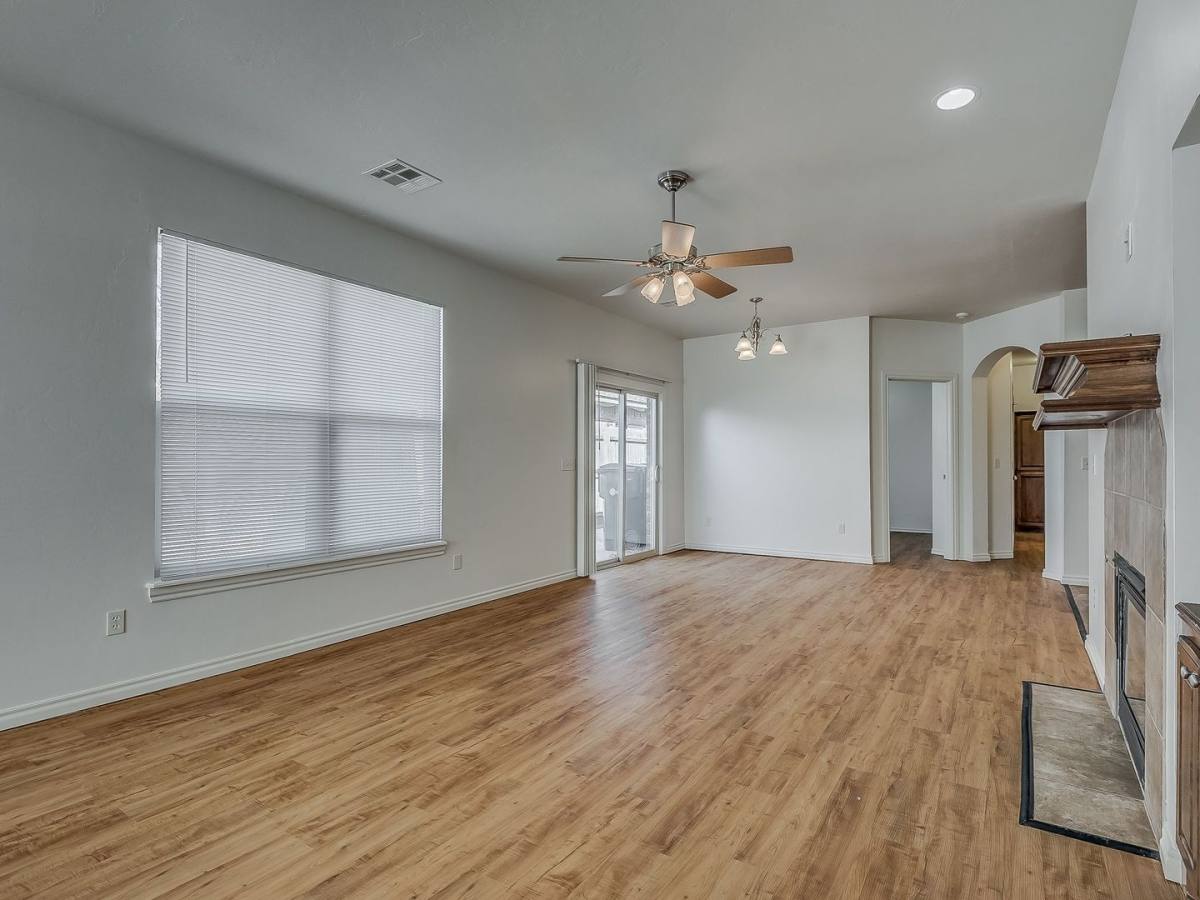 Apartment for rent at 11409 NW 121st Place, Yukon, OK 73099