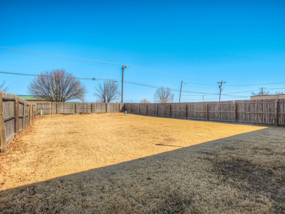Apartment for rent at 11409 NW 121st Place, Yukon, OK 73099